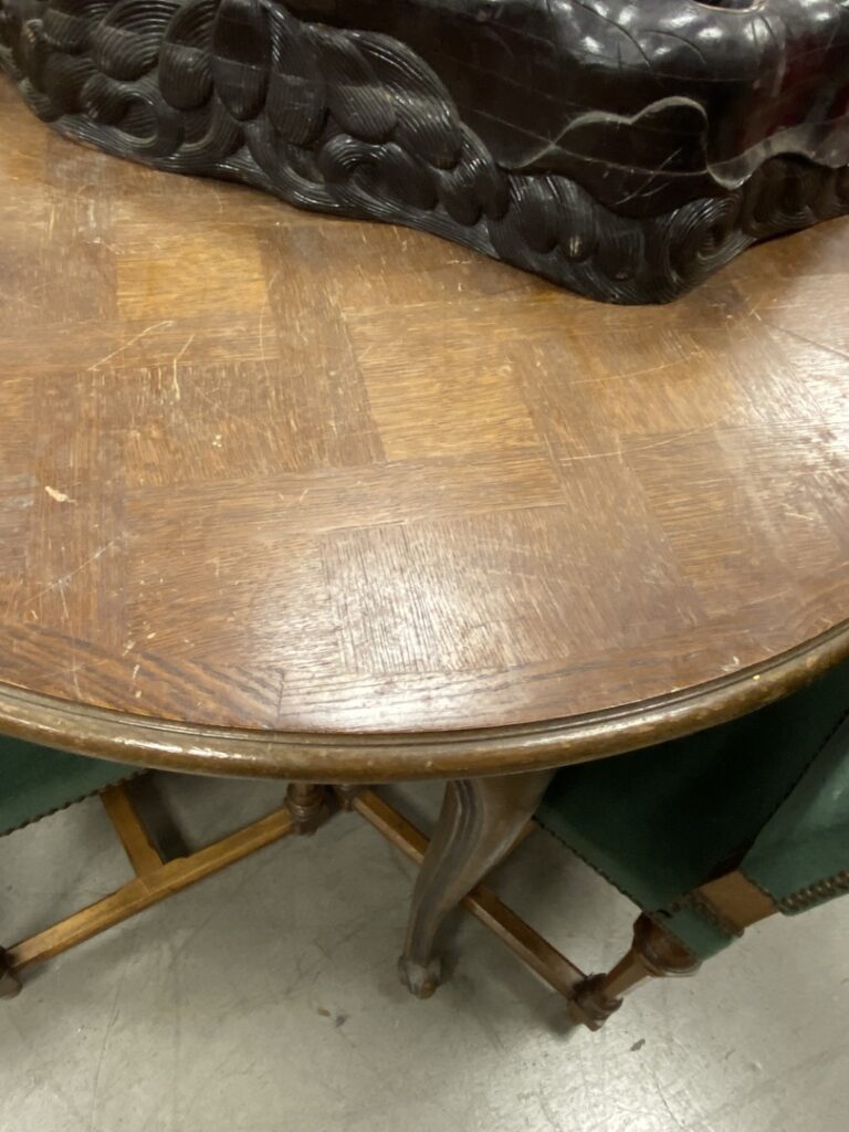 Lot de deux tables en bois naturel ou bois de placage mouluré et sculpté, piète…