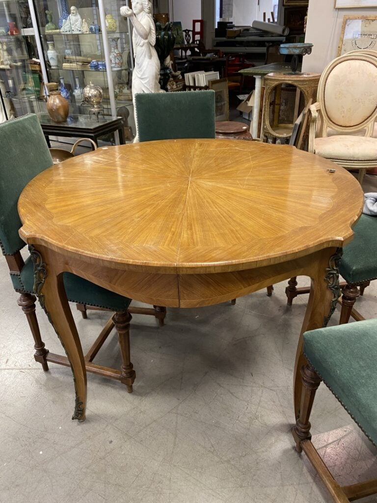 Lot de deux tables en bois naturel ou bois de placage mouluré et sculpté, piète…