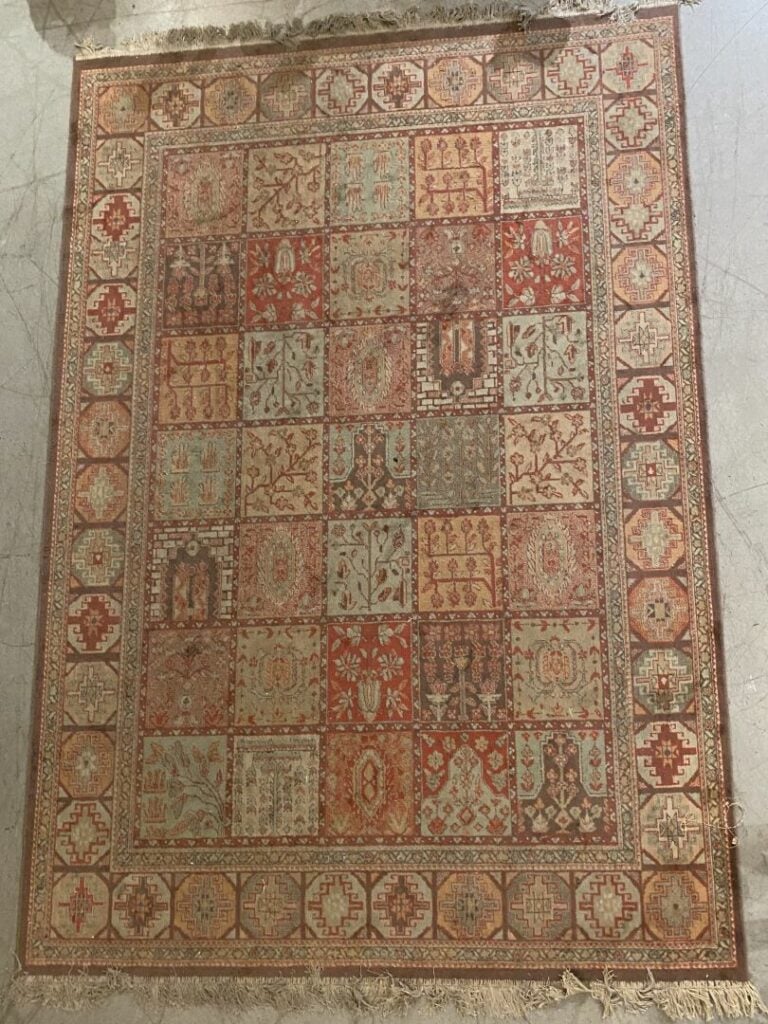 Lot de deux tapis en laine à décor compartimenté de motifs stylisés - XXe siècl…