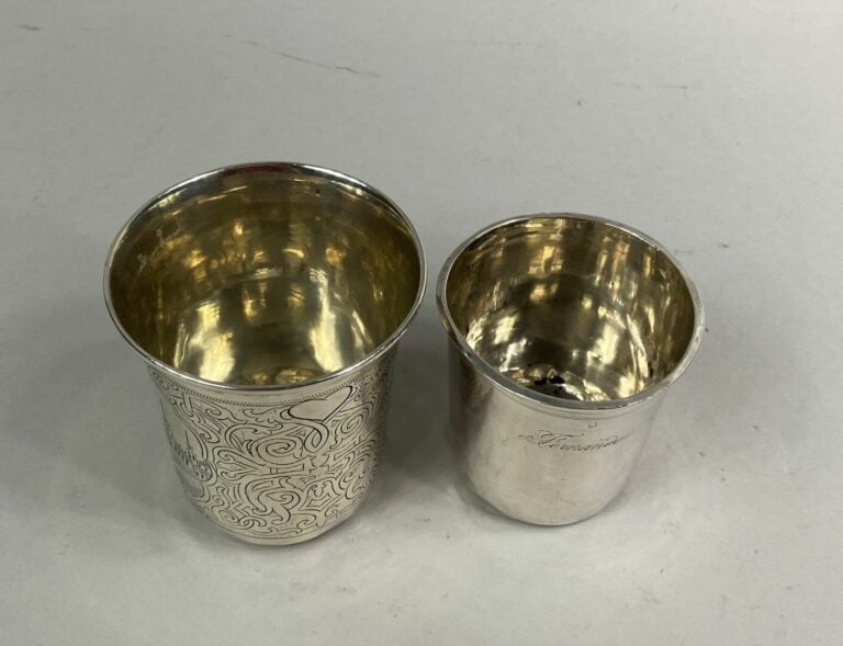 Lot de deux timbales en argent (800) à décor gravé de filets et vue en réserve,…
