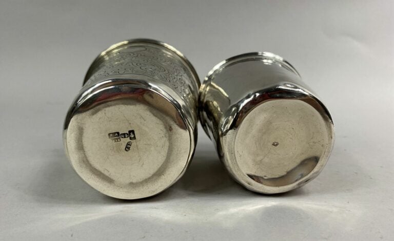 Lot de deux timbales en argent (800) à décor gravé de filets et vue en réserve,…