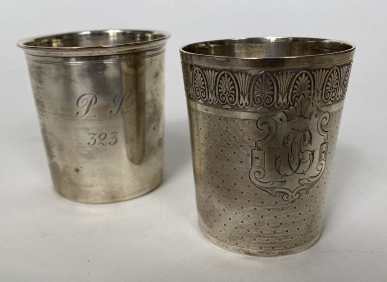 Lot de deux timbales en argent (925 ‰), l'une à décor pointillé, frise de palme…