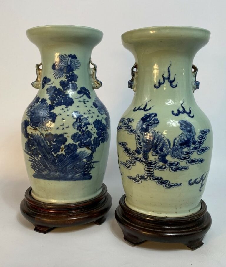 LOT DE DEUX VASES DE FORME BALUSTRE EN CERAMIQUE CELADON - Chine - Décor au ble…