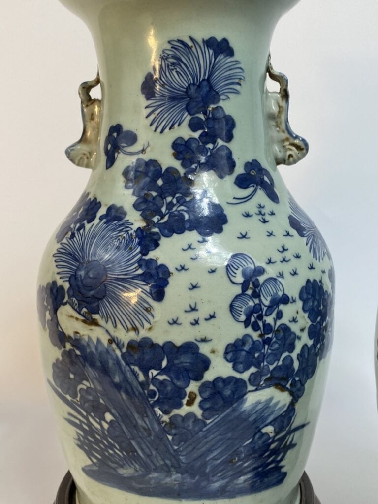 LOT DE DEUX VASES DE FORME BALUSTRE EN CERAMIQUE CELADON - Chine - Décor au ble…