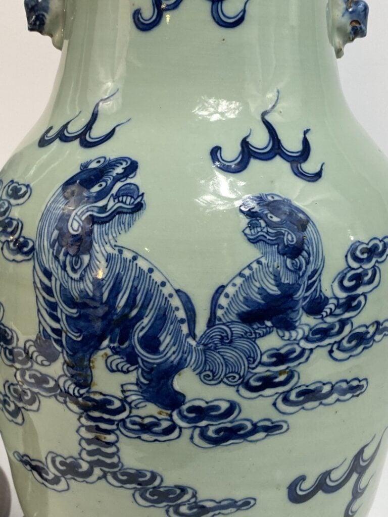 LOT DE DEUX VASES DE FORME BALUSTRE EN CERAMIQUE CELADON - Chine - Décor au ble…