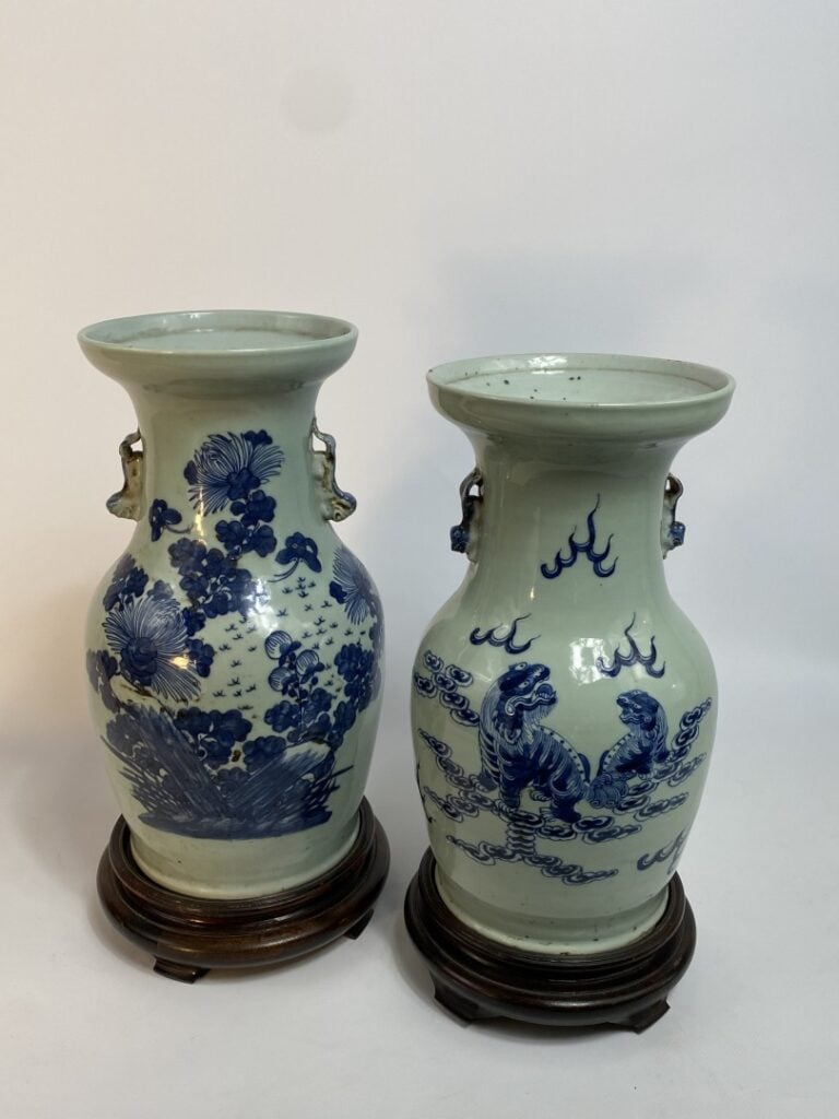 LOT DE DEUX VASES DE FORME BALUSTRE EN CERAMIQUE CELADON - Chine - Décor au ble…