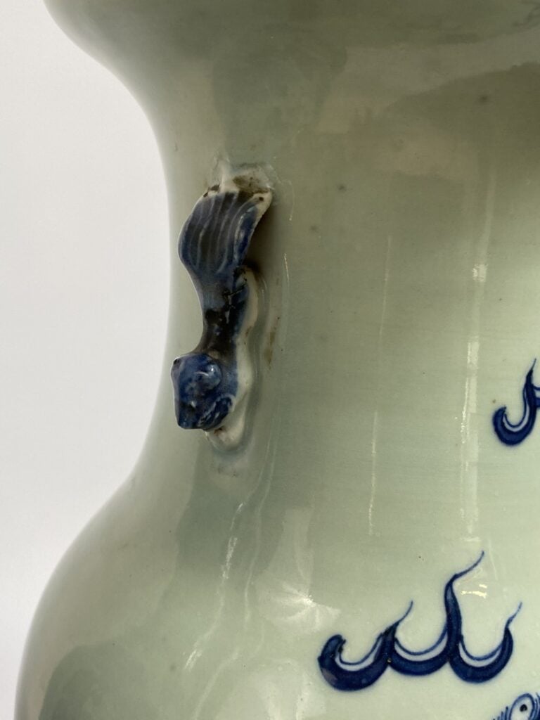 LOT DE DEUX VASES DE FORME BALUSTRE EN CERAMIQUE CELADON - Chine - Décor au ble…