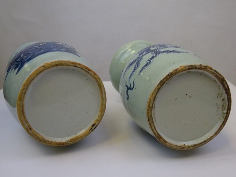 LOT DE DEUX VASES DE FORME BALUSTRE EN CERAMIQUE CELADON - Chine - Décor au ble…