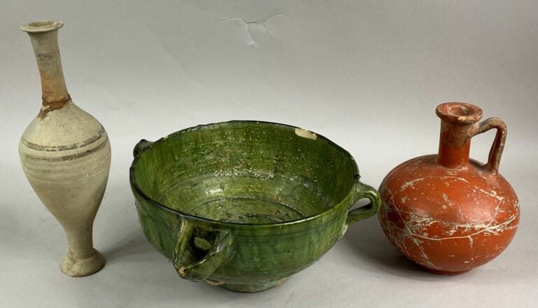 Lot de deux vases et une coupe en terre cuite vernissée dans le goût antique -…