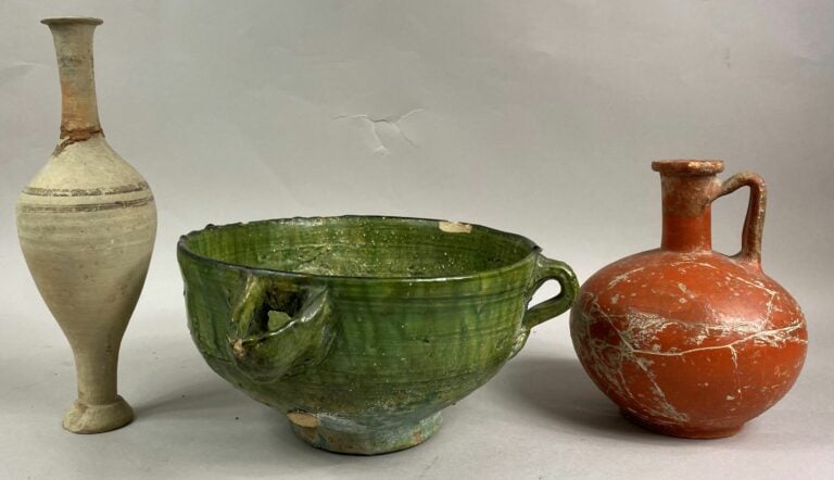 Lot de deux vases et une coupe en terre cuite vernissée dans le goût antique -…