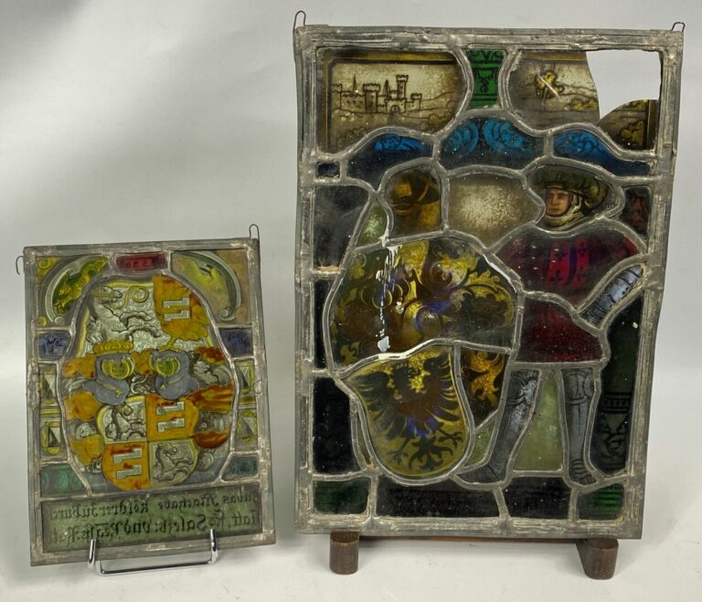 Lot de deux vitraux à décor de chevalier dans le goût du XVIe siècle - 33 x 26…