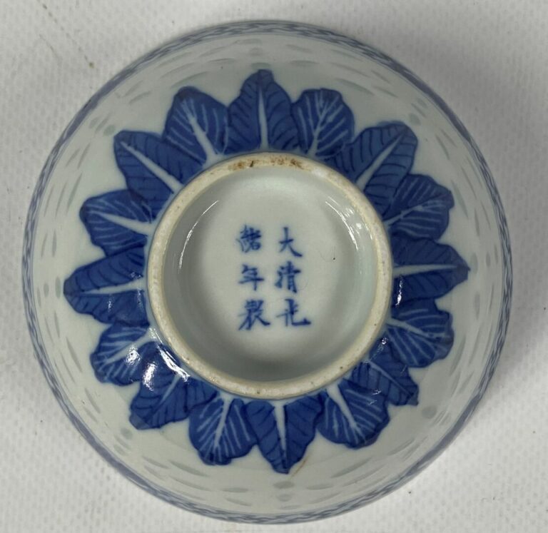 Lot de différentes parties de services à thé en porcelaine à décor blanc bleu d…