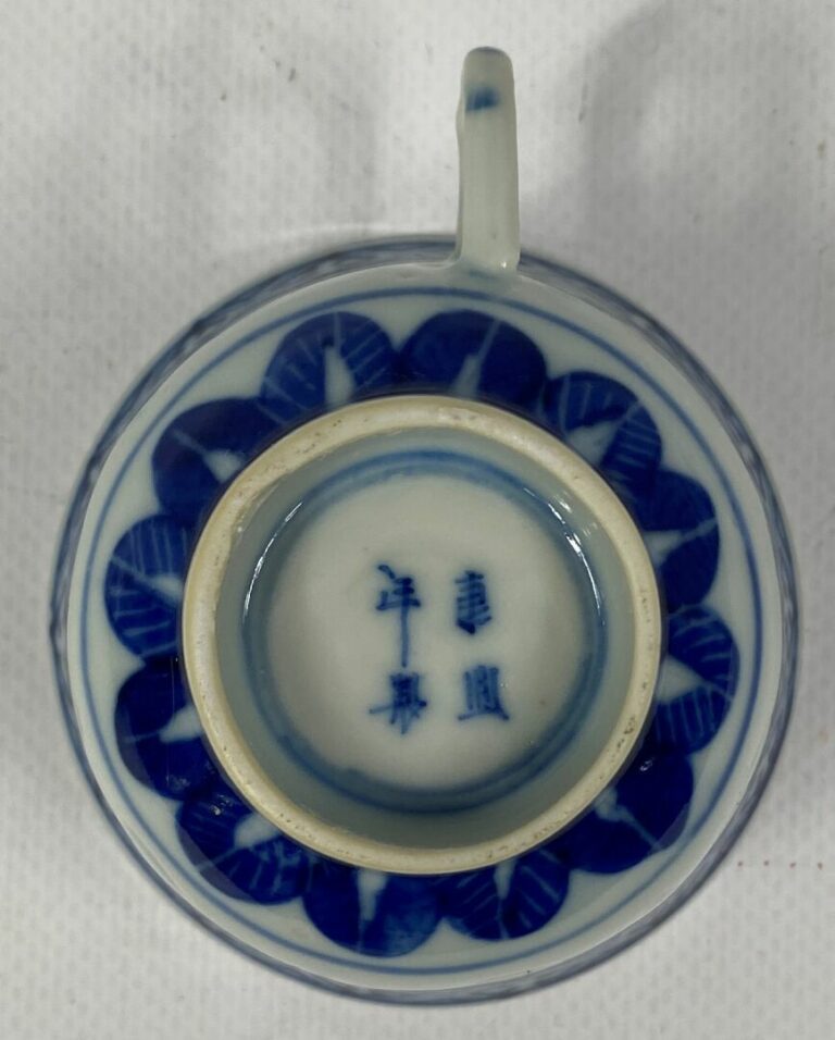 Lot de différentes parties de services à thé en porcelaine à décor blanc bleu d…