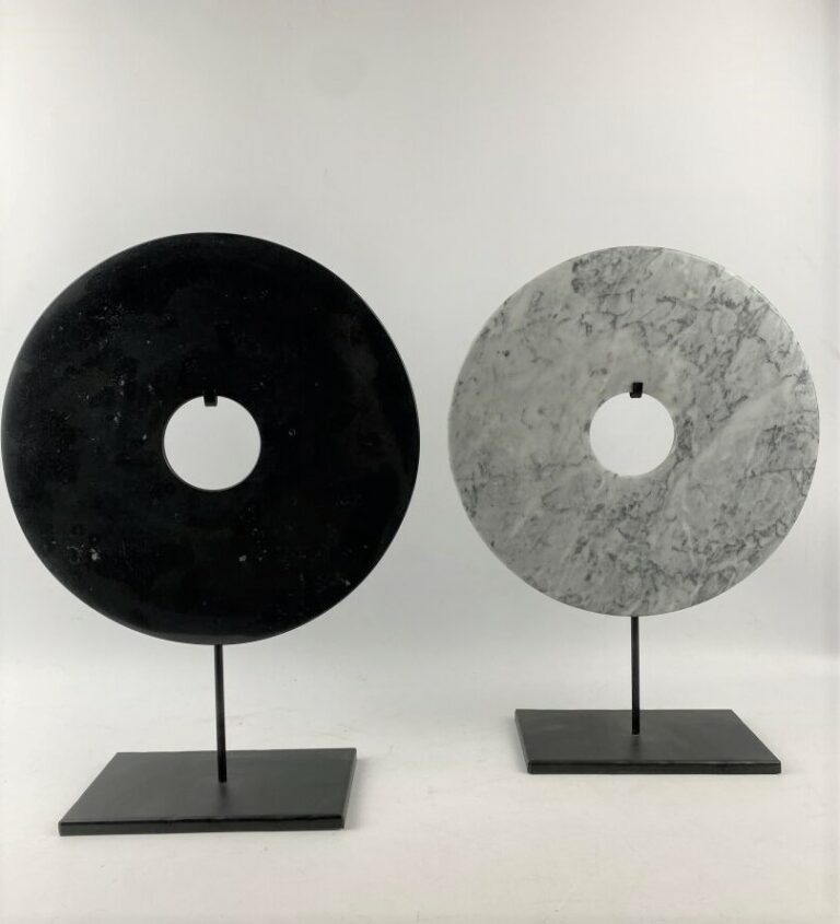 Lot de disques bi en marbre gris veiné et marbre noir - D: 30 cm