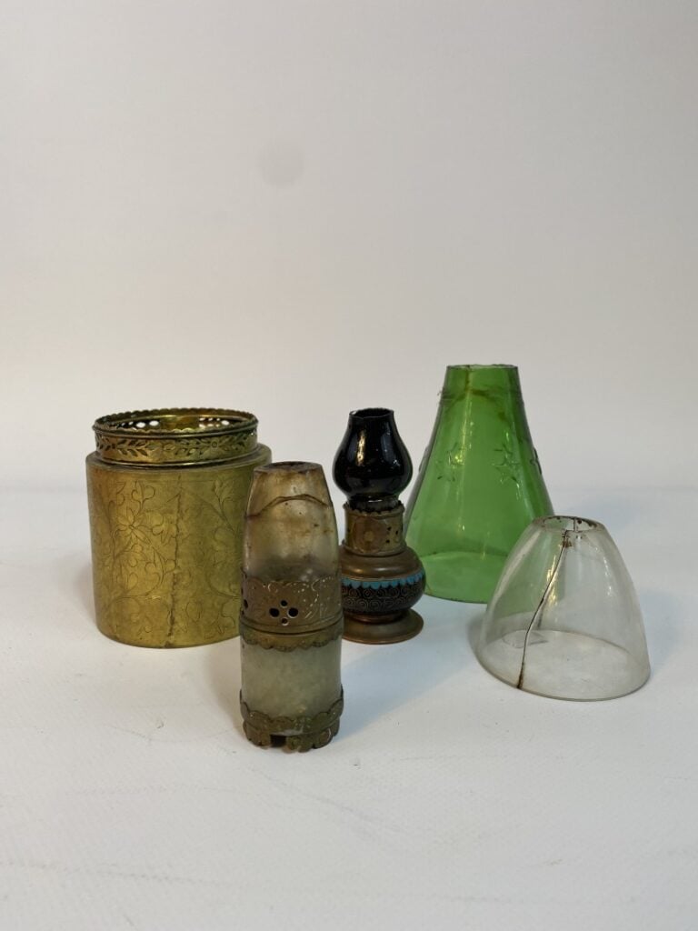 LOT DE LAMPES A OPIUM ET VERRE - Chine ou Vietnam - Comprenant des verres à lam…
