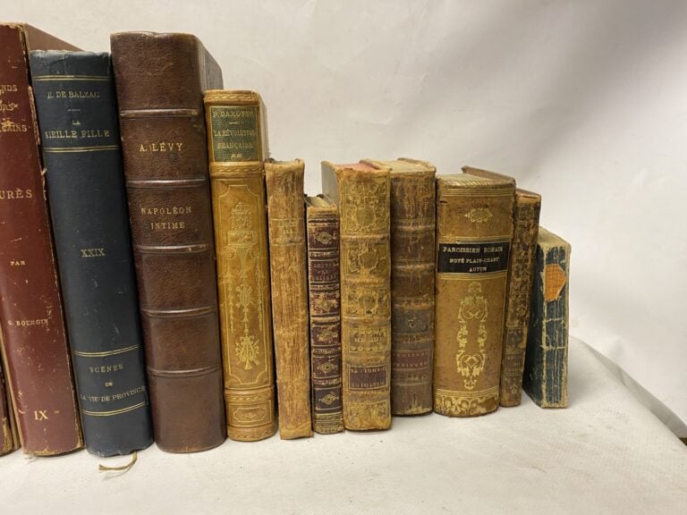 Lot de livres reliés, dont Grands Orateurs, Conte du Colibri, dont éditions anc…