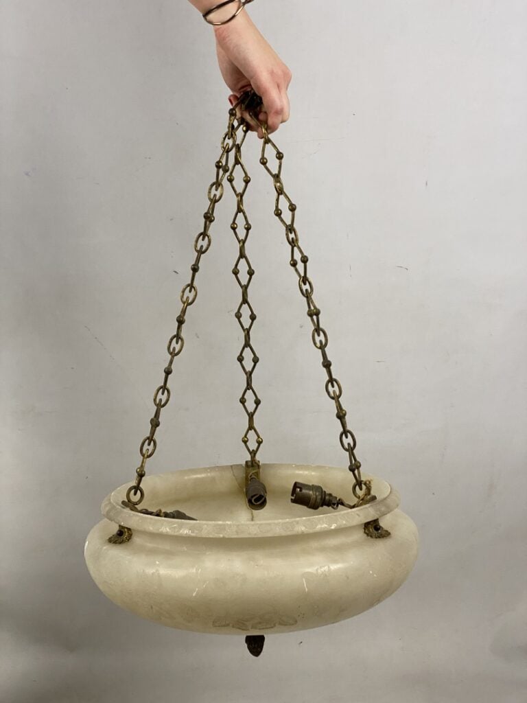Lot de lustres en bronze style Louis XV, - Modèles divers - On joint une suspen…