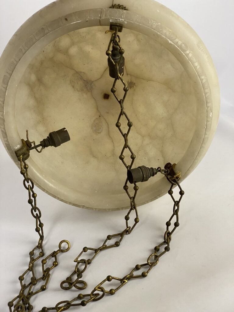 Lot de lustres en bronze style Louis XV, - Modèles divers - On joint une suspen…
