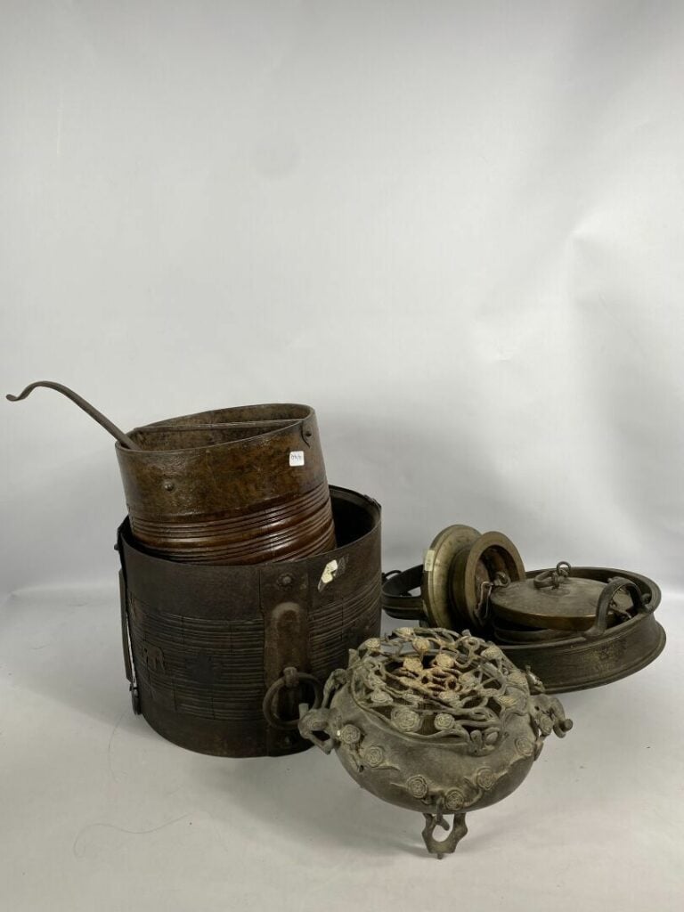 Lot de marmites et casseroles en bronze - Tailles diverses - On joint un poids…