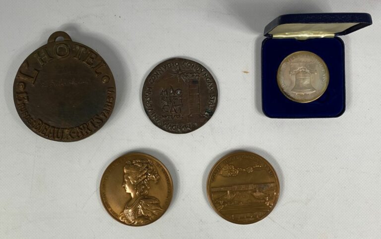 Lot de médailles commémoratives en bronze dont Louis XIV (x2), Oscar Wilde, Pau…