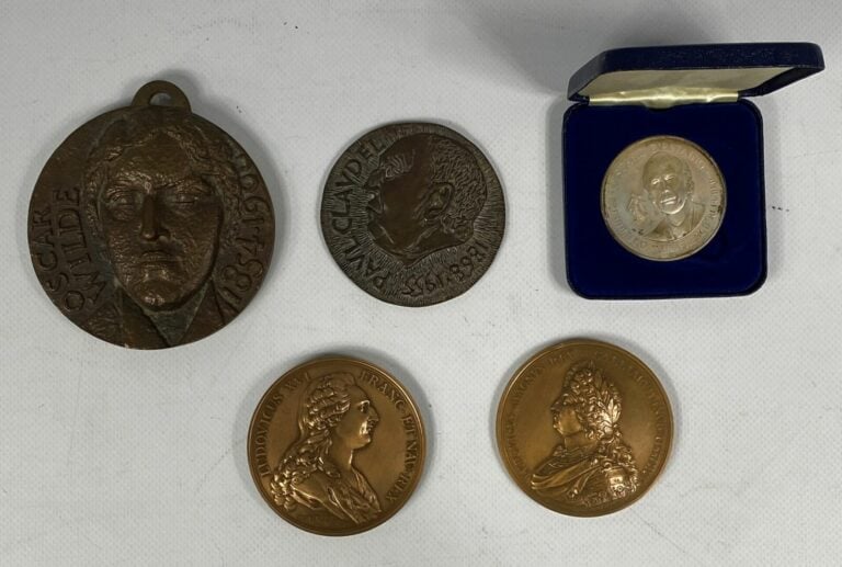 Lot de médailles commémoratives en bronze dont Louis XIV (x2), Oscar Wilde, Pau…