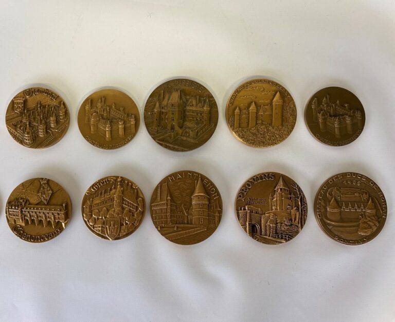 Lot de médailles, Monnaie de Paris comprenant notamment des chateaux comme musé…