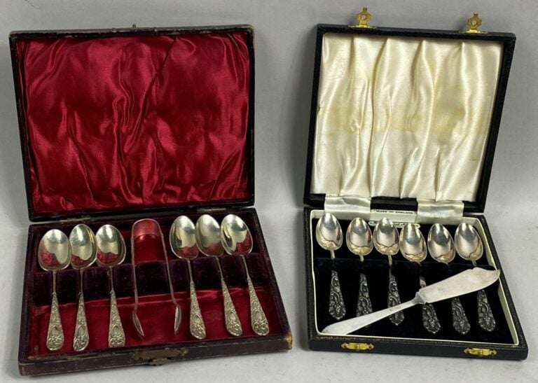 Lot de métal argenté à décor d'enroulements et feuillages comprenant un coffret…
