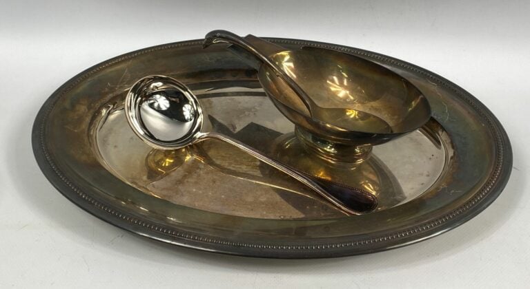 Lot de métal argenté comprenant : - - GALLIA pour CHRISTOFLE saucière Cygne et…
