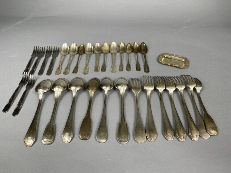 Lot de métal argenté comprenant lot de fourchettes, cuillères, couteaux, petite…