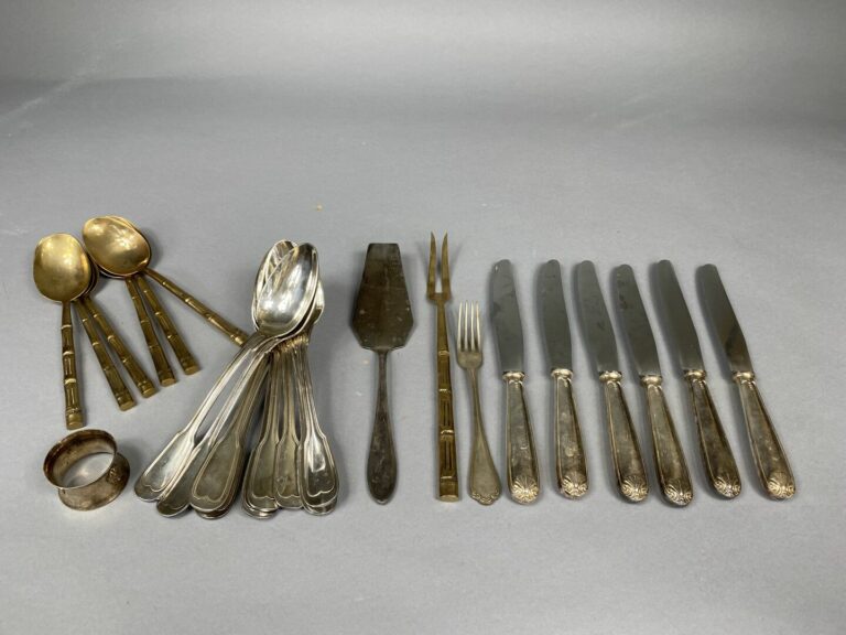 Lot de métal argenté comprenant lot de fourchettes, cuillères, couteaux, petite…