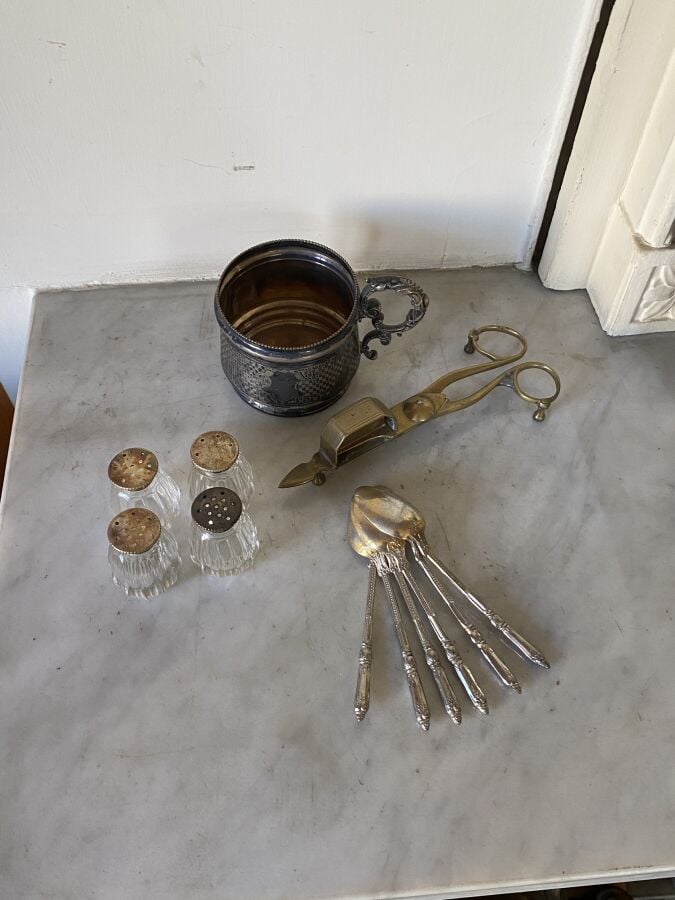 Lot de métal argenté comprenant :Service à thé et café (quatre pièces), pieds g…