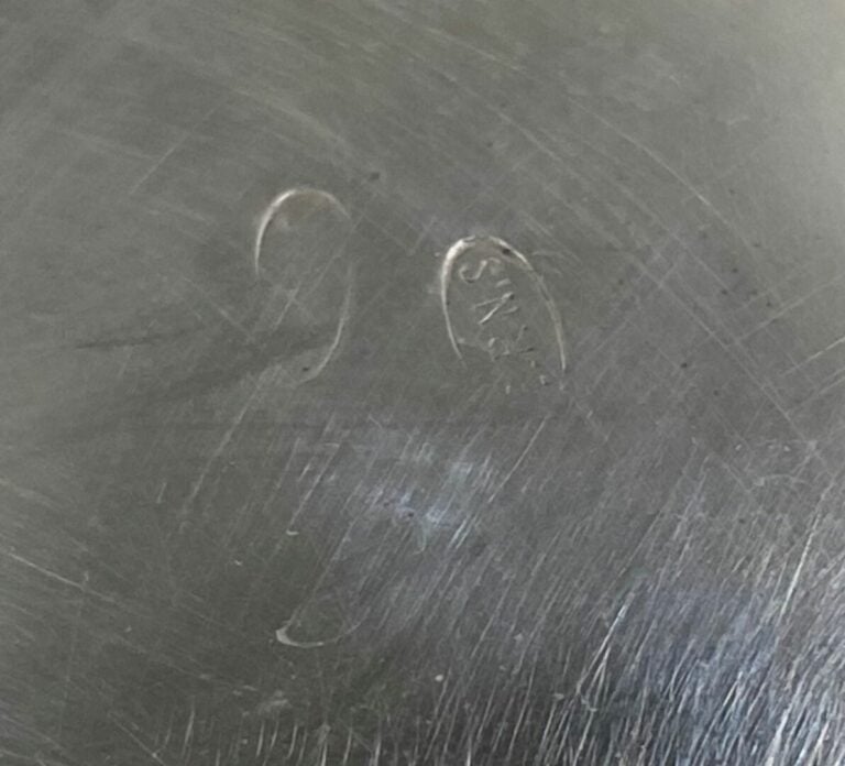 Lot de métal argenté comprenant une théière et une cafetière à décor de frise d…