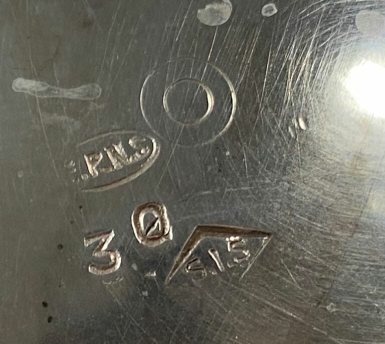 Lot de métal argenté comprenant une théière et une cafetière à décor de frise d…