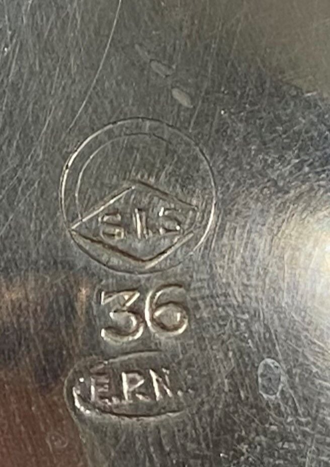 Lot de métal argenté comprenant une théière et une cafetière à décor de frise d…