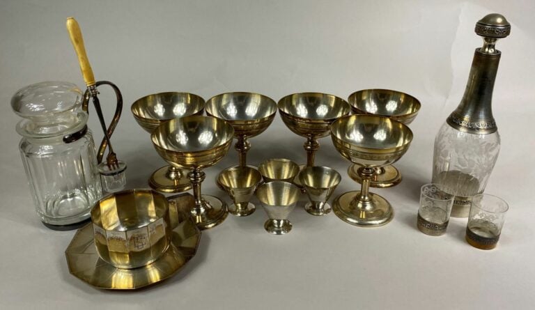Lot de métal argenté divers comprenant verres à liqueur, carafe, pot à cornicho…