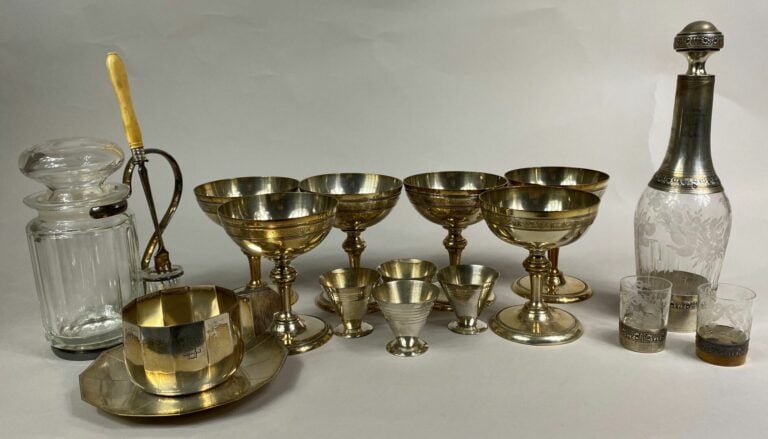 Lot de métal argenté divers comprenant verres à liqueur, carafe, pot à cornicho…