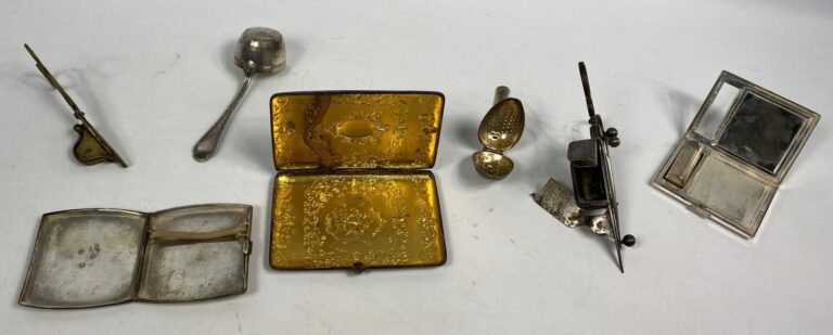 Lot de métal argenté et bronze comprenant cuillière à thé, poudrier, étuis à ci…