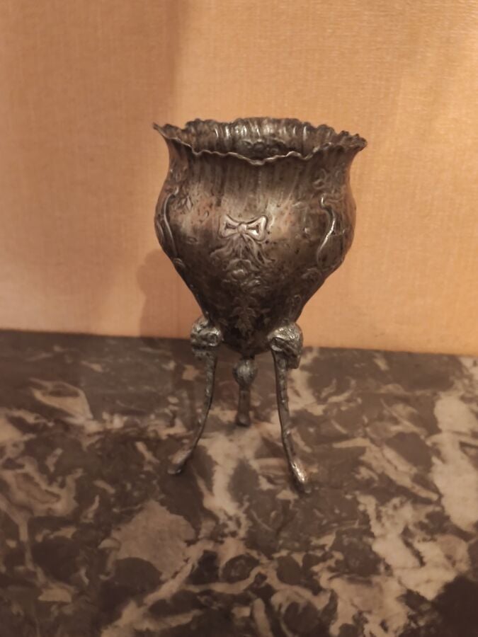 Lot de métal comprenant : dessous de bouteille; couverts, cuillères et petit pl…