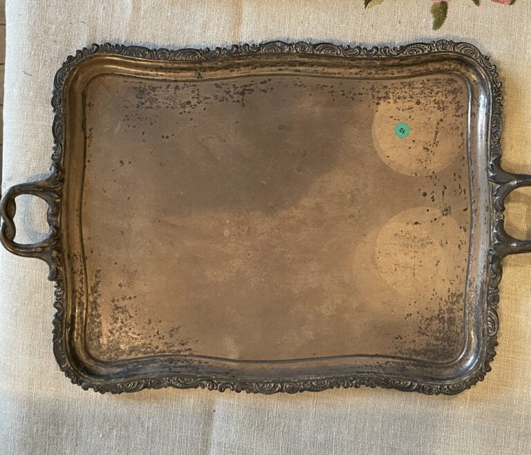 Lot de métal comprenant : dessous de bouteille; couverts, cuillères et petit pl…