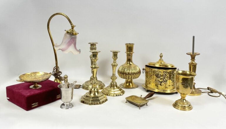 Lot de métal doré comprenant : lampe, bougeoirs, boîte couverte, coupe, vases…