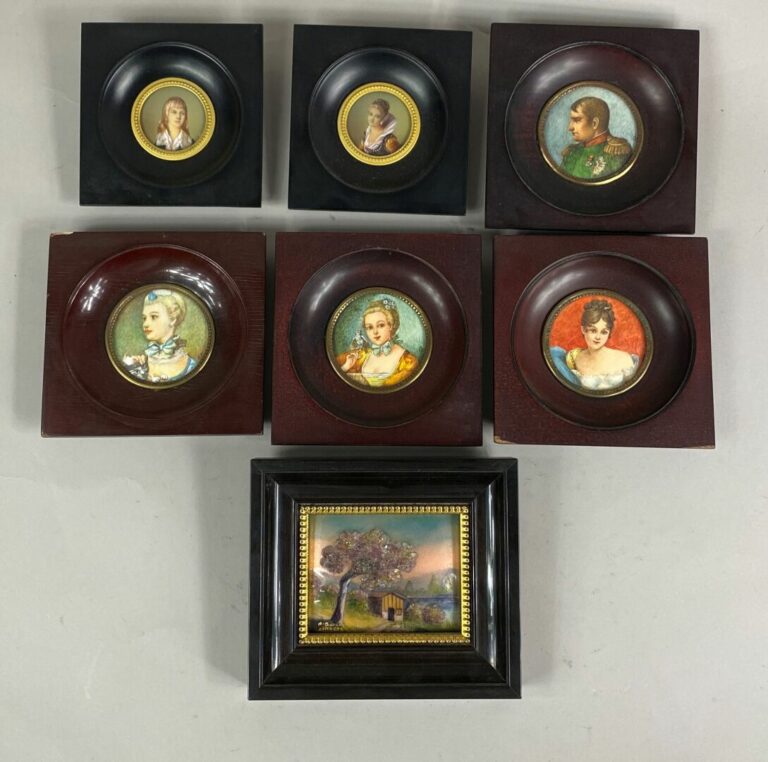 Lot de miniatures encadrées figurant des portraits dans le goût des XVIIIe et X…