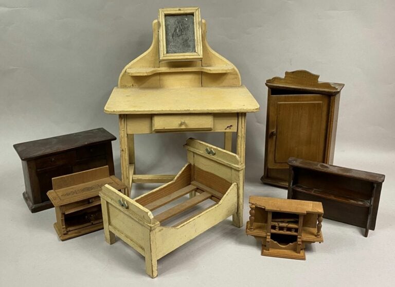 Lot de mobilier de poupée en bois naturel et bois peint comprenant une coiffeus…