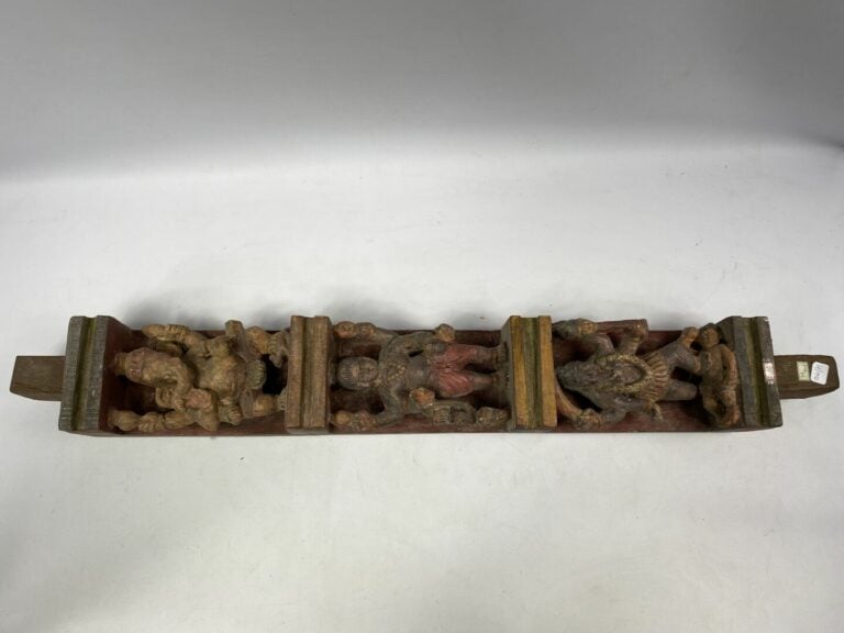 Lot de montants, linteaux et éléments en bois scupté dont certains polychromes…