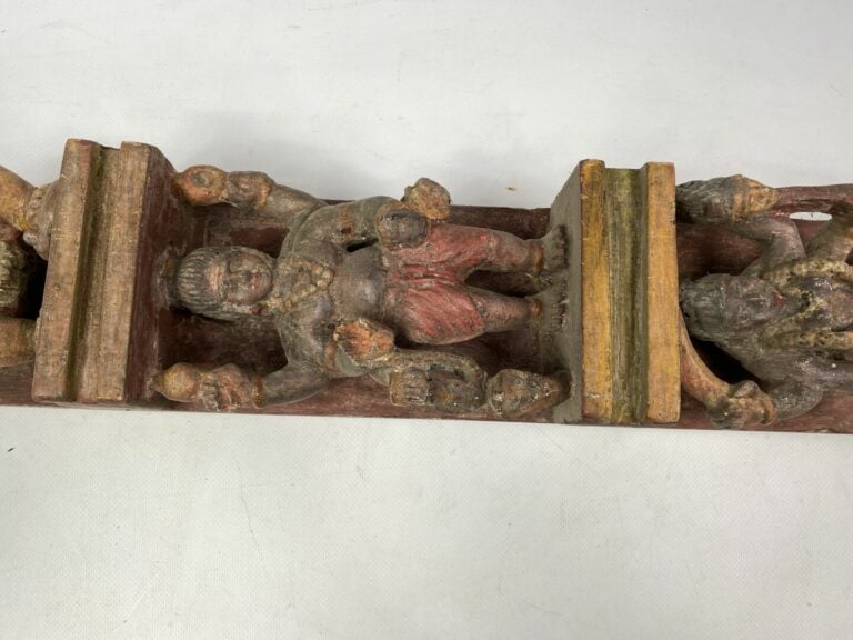 Lot de montants, linteaux et éléments en bois scupté dont certains polychromes…