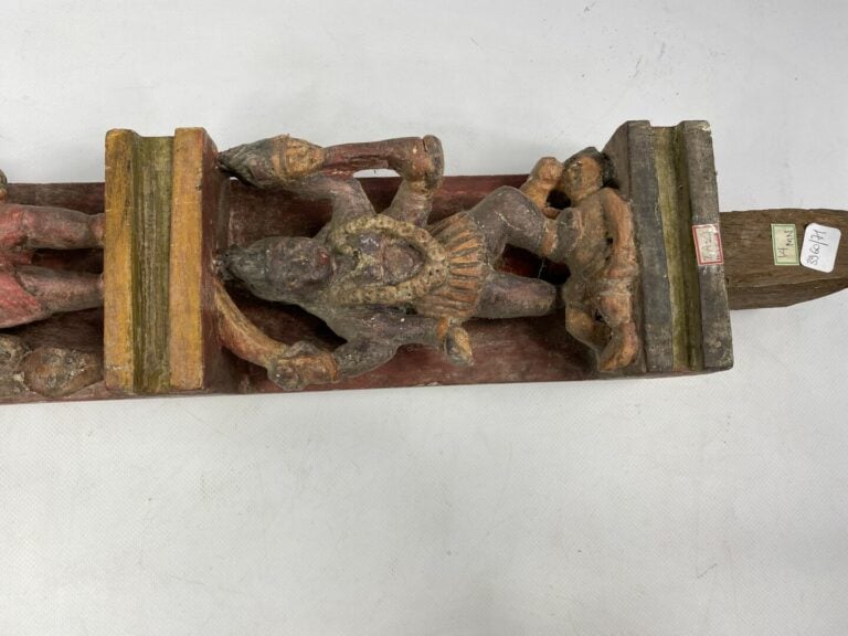 Lot de montants, linteaux et éléments en bois scupté dont certains polychromes…