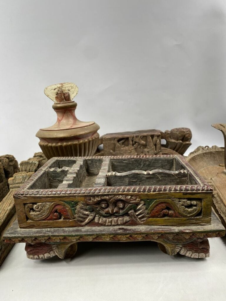 Lot de montants, linteaux et éléments en bois scupté dont certains polychromes…