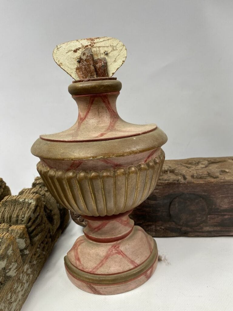 Lot de montants, linteaux et éléments en bois scupté dont certains polychromes…