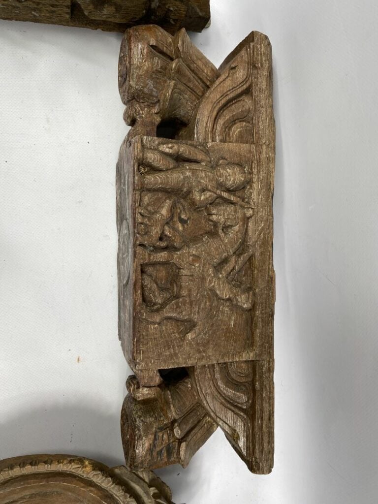 Lot de montants, linteaux et éléments en bois scupté dont certains polychromes…