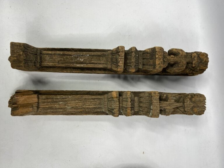 Lot de montants, linteaux et éléments en bois scupté dont certains polychromes…