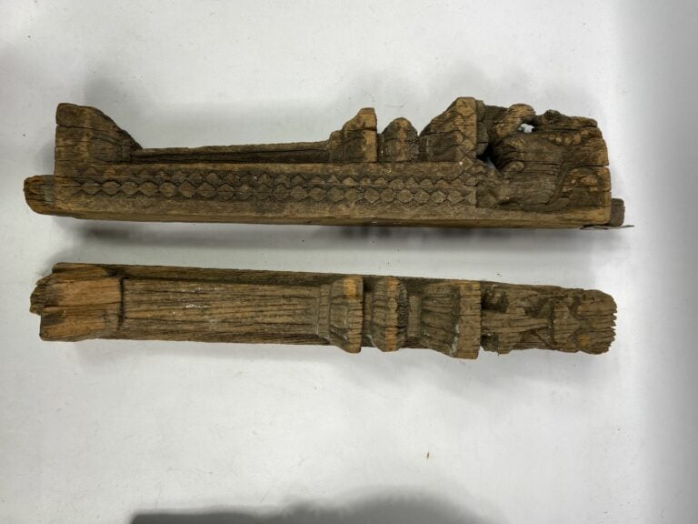 Lot de montants, linteaux et éléments en bois scupté dont certains polychromes…